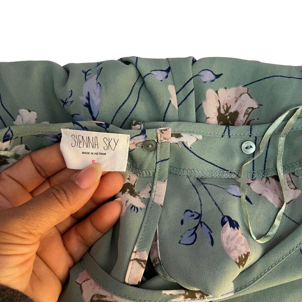 Sienna Sky Floral Spring Short Ruffled Sleeve Romper Size S - Picture 10 of 11
